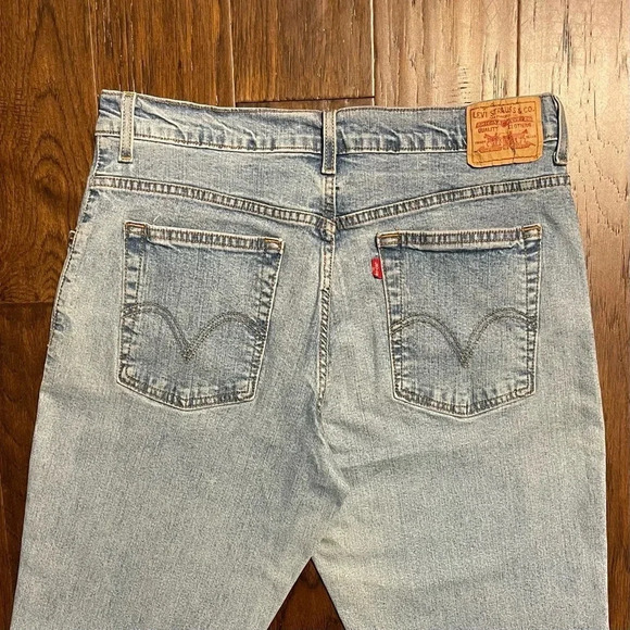 Levi’s Classic Relaxed Bootcut 550 Tapered Light Wash Jeans - Picture 2 of 10